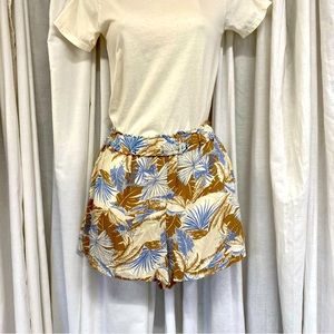 Arie pull on tropical print shorts. Size S. Excellent condition.
